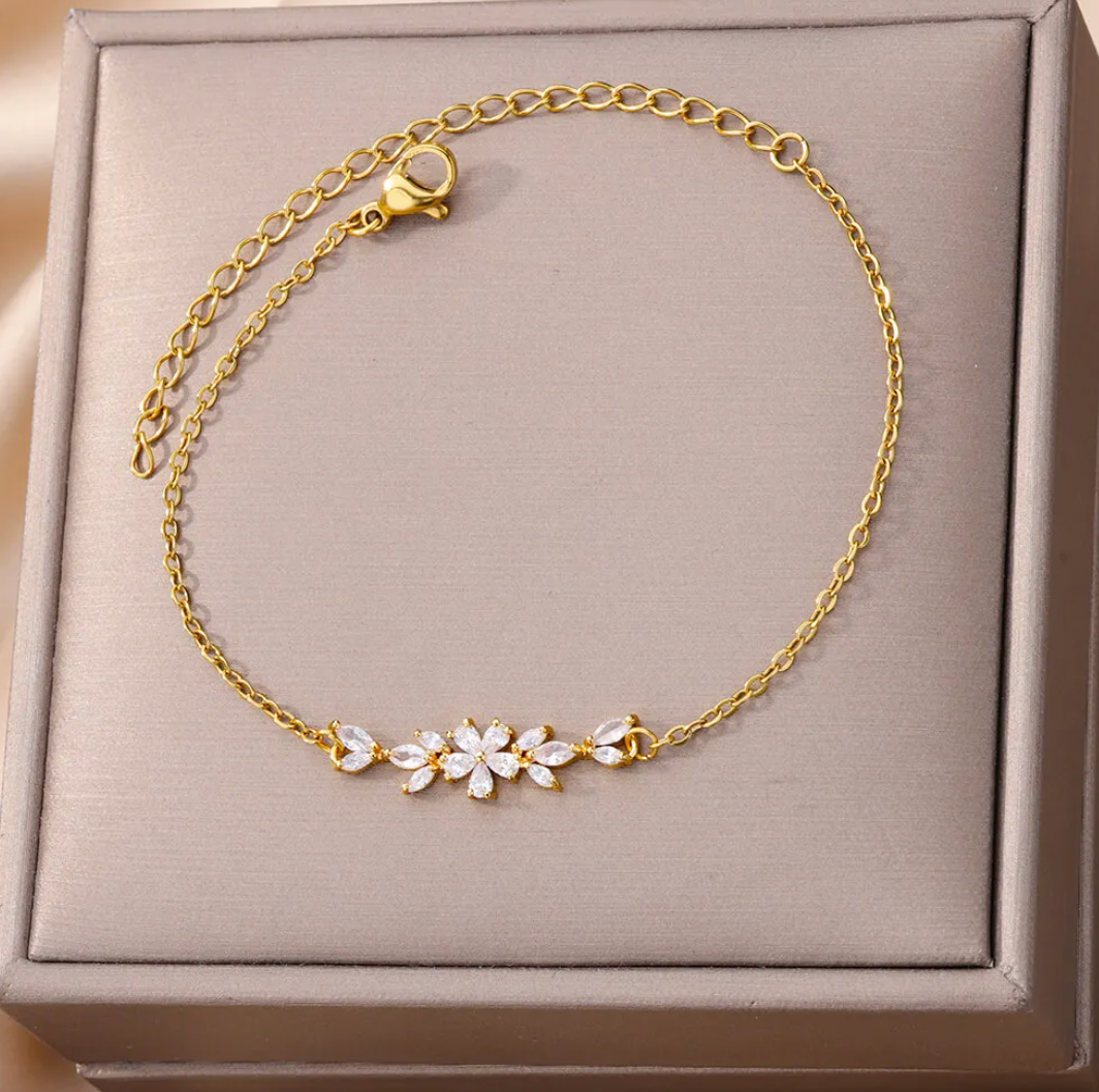 Love flower bracelet with zirconia and 18K Gold plating